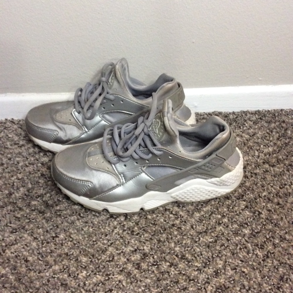 Women’s Nike shoes size 8